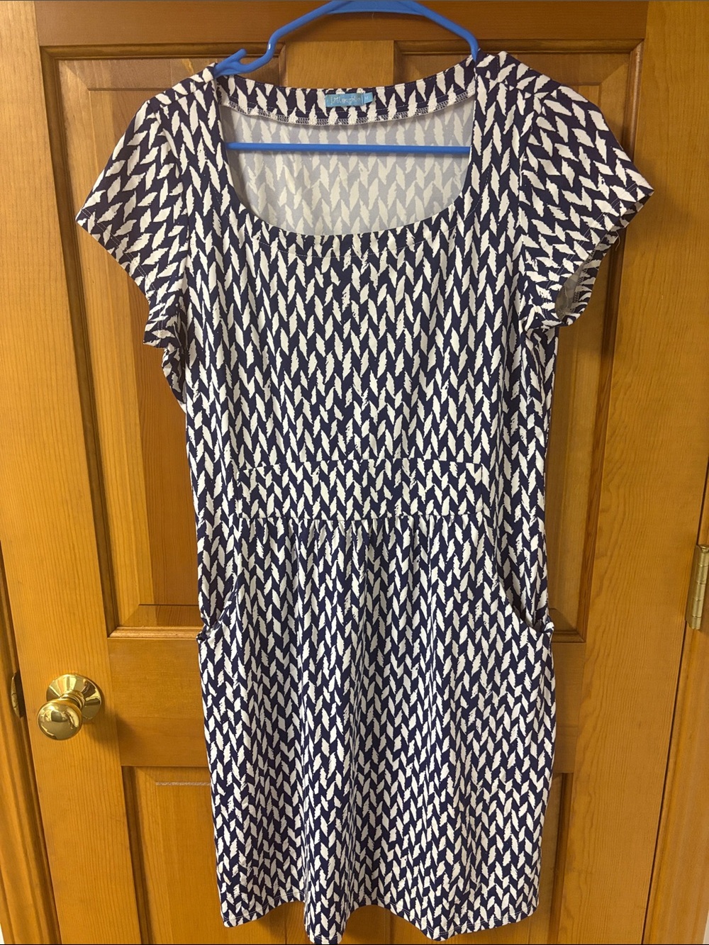 j McLaughlin size medium Sleeve Navy and White Patterned Dress with Pockets